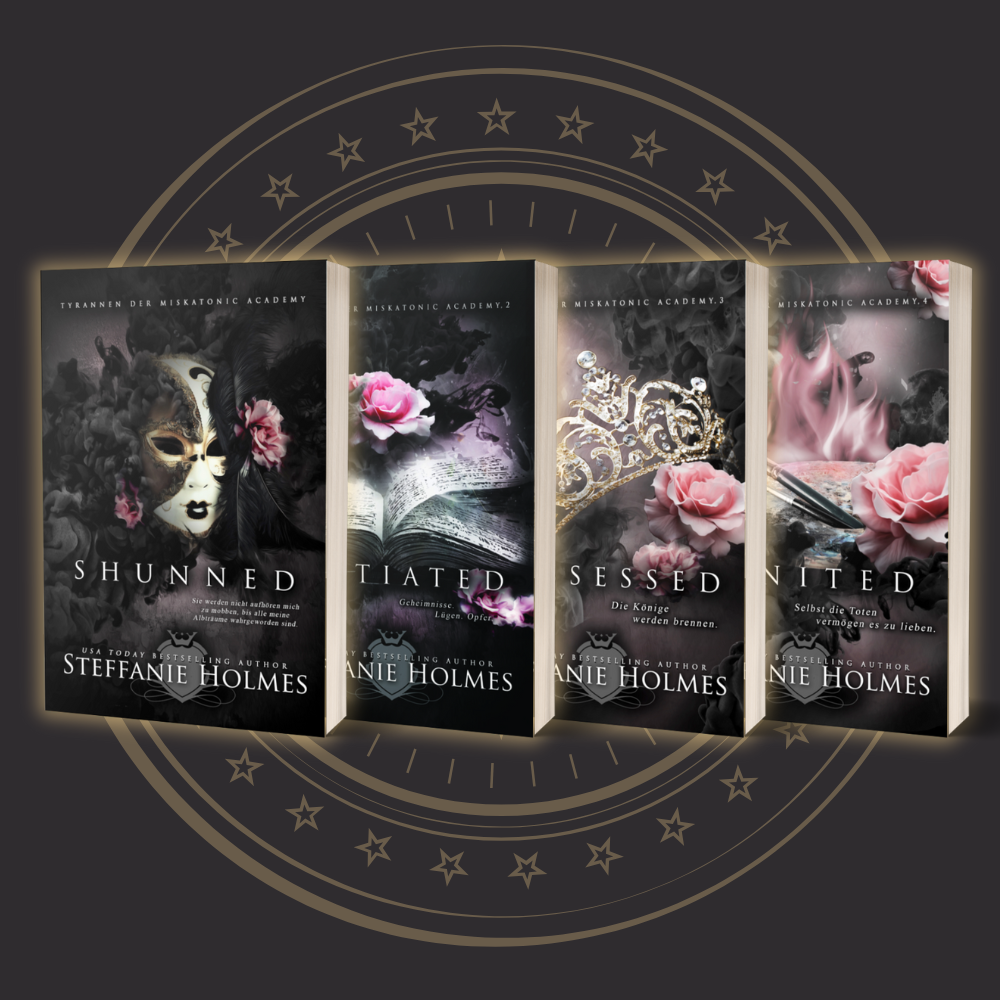 Four book covers from 'The Kings of Miskatonic Prep' series German editions by Steffanie Holmes on a dark background with decorative elements.