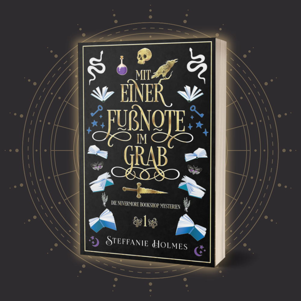 Book cover of 'Mit Einer Fussnote im Grab' by Steffanie Holmes with decorative elements on a dark background